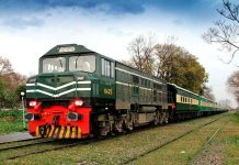 Hanif Abbassi opens railways saloons to public with massive fare cuts