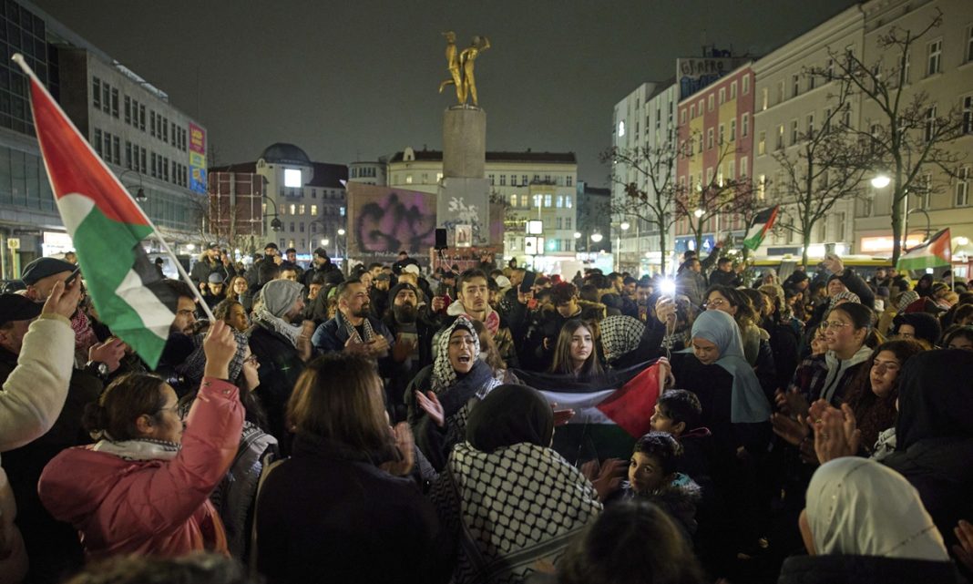 Ceasefire is celebrated on Hermannplatz