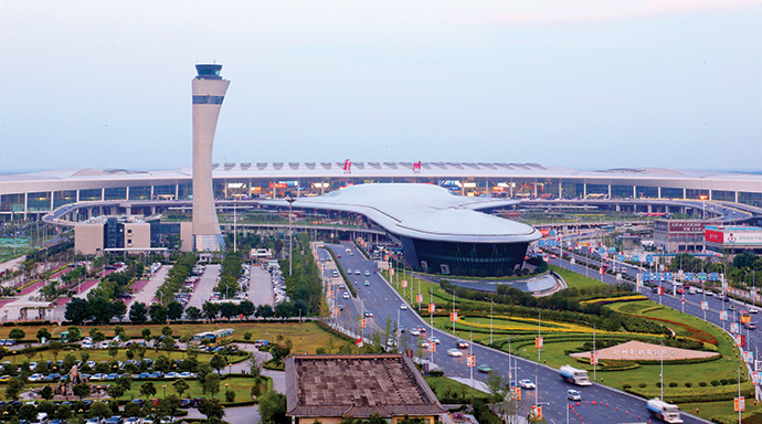 Int’l media tours Zhengzhou airport economic zone, showcasing openness & innovation