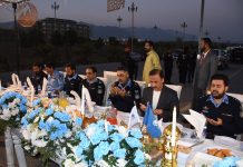 IGP joins cops, traders for Iftar at D-Chowk
