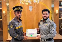 Traffic police officer receives award for outstanding duty