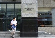 From red tape to red carpet