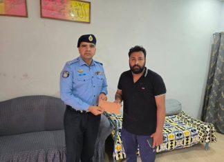 Cops distribute Eid gifts among families of martyrs