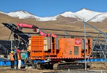 Robots install solar panels at Xizang’s 4,300-meter altitude project