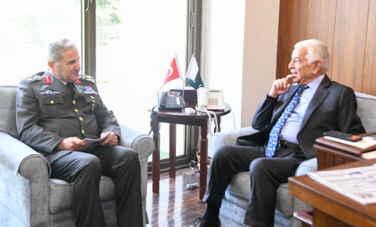 Commander of Turkish Land Forces calls on Khawaja Asif