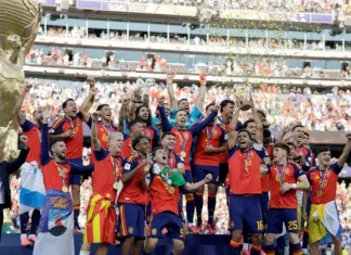 Spanish king hails World Cup heroes as celebration tour begins