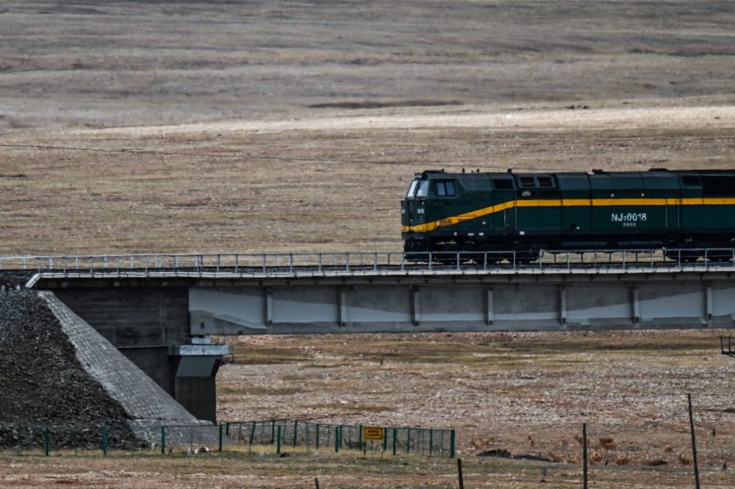 Smart tech keeps 53 uncrewed stations safe on Qinghai-Xizang Railway