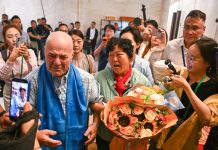 Tight hug after 27 years: Reunion across ocean, marking China-US folk friendship