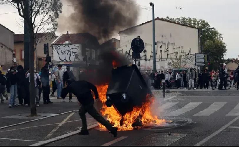 Students, police clash amid French school protests